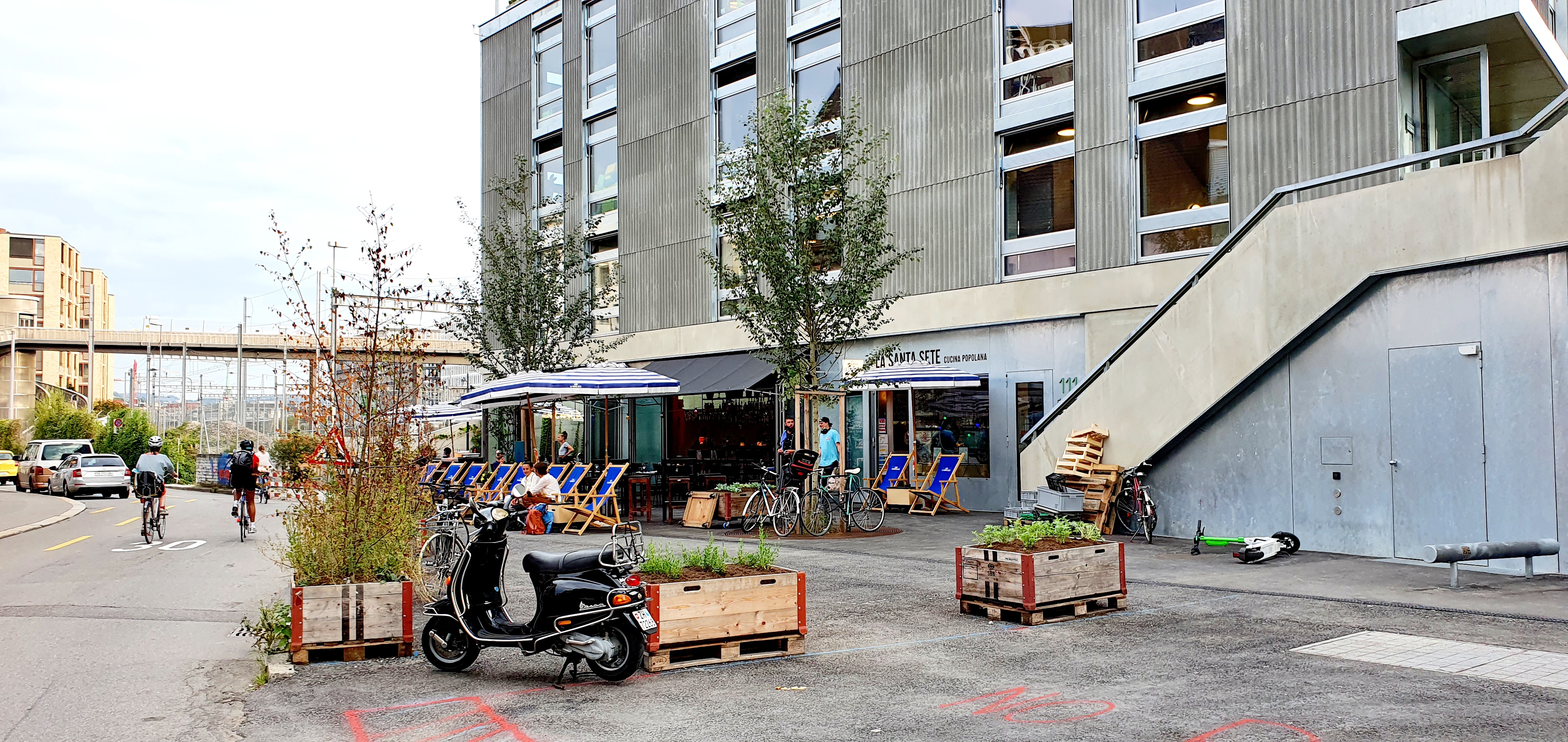 Outside with terrace with the beautifull new "Negrellisteg" bridge in the background
